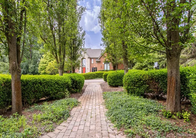 Photo 3 of Single family home for sale at 3720 Northwood Dr, West Bloomfield, MI 48324 | MLS# 20261057627 | Listing updated on 2026-09-29