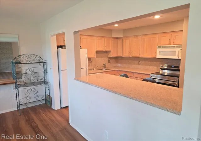 Listing Photo 5 - Condo for sale in building located at 2027 Klingensmith Rd, Bloomfield Hills, MI 48302 - Unit #70