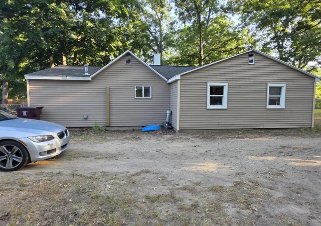 Photo 3 of Single family home for sale at 2048 S Ml Iron Rd, Muskegon, MI 49442 | MLS# 67026038304 | Listing updated on 2026-09-11