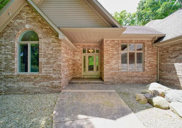 Photo 3 of Single family home for sale at 2500 Reynolds Rd, Jackson, MI 49201 | MLS# 55026038344 | Listing updated on 2026-07-24