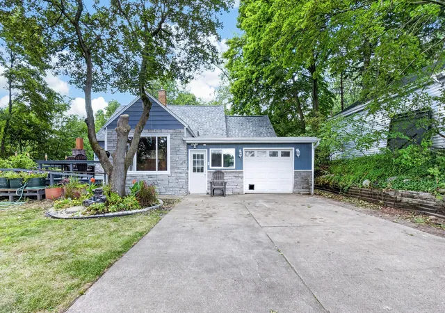 2nd image of 1202 Pinehurst Blvd, Kalamazoo, MI 49006 | MLS# 66026038347