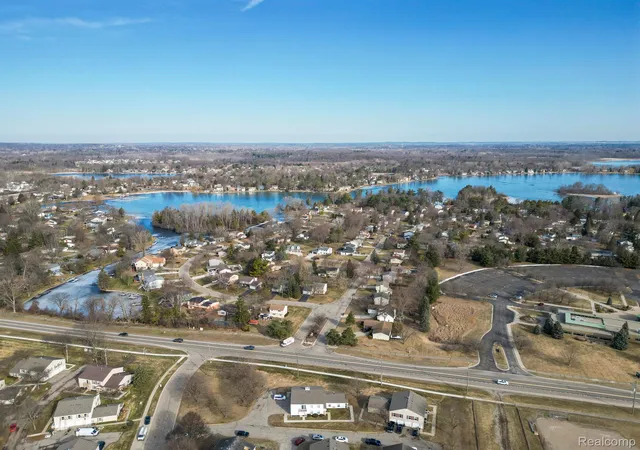 27th image of 2605 Thornbrier Ct, Lake Orion, MI 48360 | MLS# 20261057710