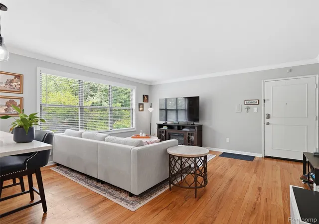 Listing Photo 4 - Condo for sale in building located at 25707 Woodward Ave, Royal Oak, MI 48067
