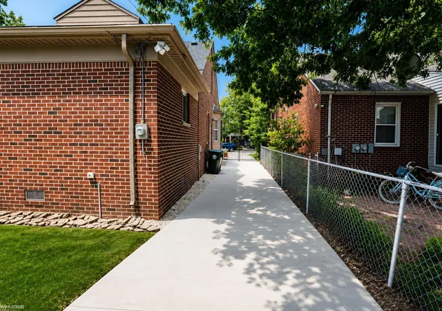 Photo 3 of Single family home for sale at 2118 Lennon St, Grosse Pointe Woods, MI 48236 | MLS# 58050216125 | Listing updated on 2026-09-09