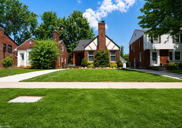 Photo 3 of Single family home for sale at 2118 Lennon St, Grosse Pointe Woods, MI 48236 | MLS# 58050216125 | Listing updated on 2026-09-09