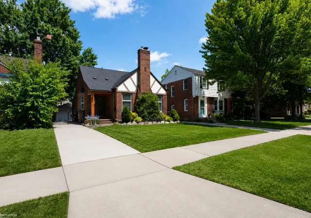 Photo 4 of Single family home for sale at 2118 Lennon St, Grosse Pointe Woods, MI 48236 | MLS# 58050216125 | Listing updated on 2026-09-09