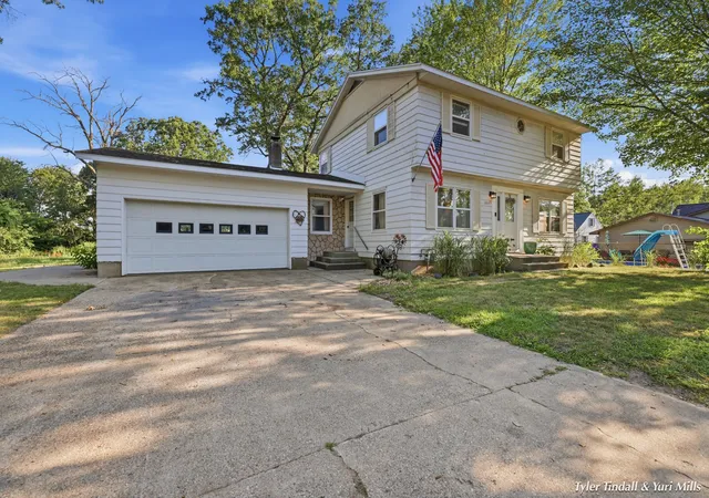 Photo 2 of Single family home for sale at 2029 Southland Dr, Muskegon, MI 49442 | MLS# 71026038386 | Listing updated on 2026-09-09