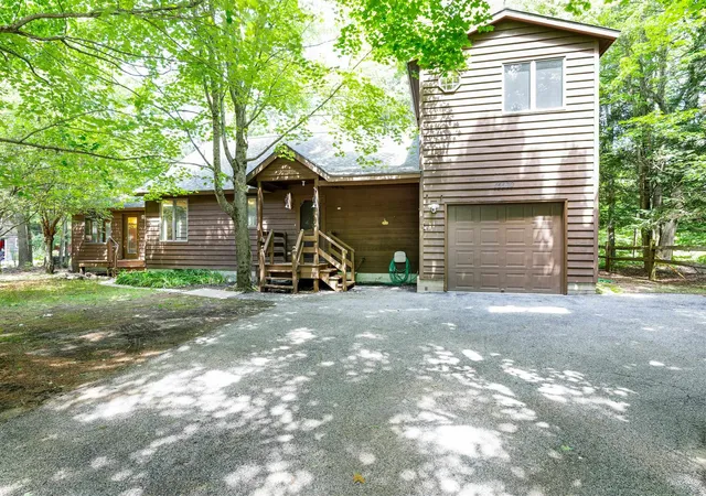Photo 3 of Single family home for sale at 15570 Betsie River Dr, Thompsonville, MI 49683 | MLS# 78080071477 | Listing updated on 2026-09-15
