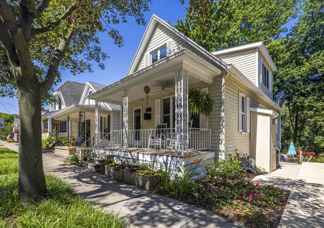 1st image of 1022 Lake Blvd, Saint Joseph, MI 49085 | MLS# 69026038395