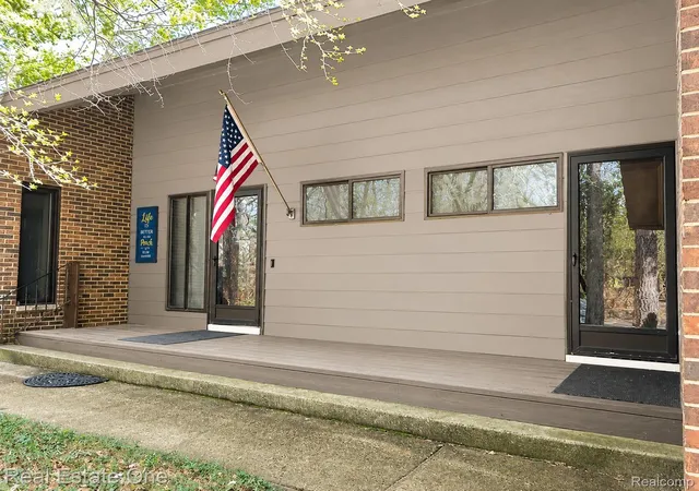 Photo 1 of Single family home for sale at 32674 Bingham Ln, Bingham Farms, MI 48025 | MLS# 20261057756 | Listing updated on 2026-09-18