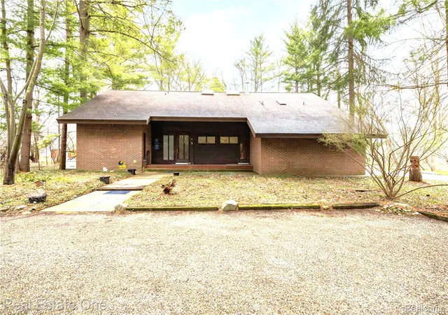 Photo 3 of Single family home for sale at 32674 Bingham Ln, Bingham Farms, MI 48025 | MLS# 20261057756 | Listing updated on 2026-09-18