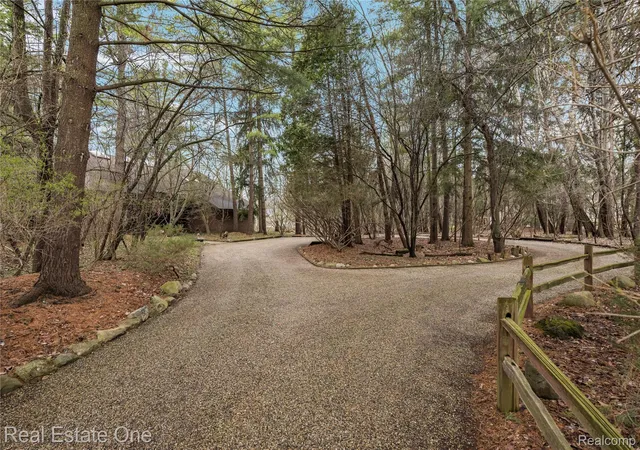 Photo 3 of Single family home for sale at 32674 Bingham Ln, Bingham Farms, MI 48025 | MLS# 20261057756 | Listing updated on 2026-09-18