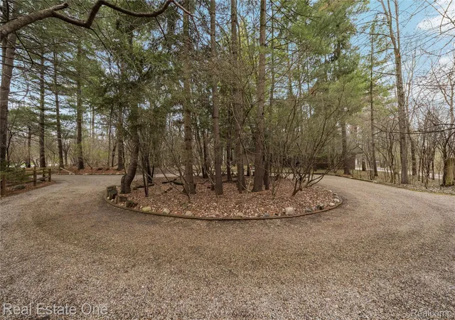 Photo 4 of Single family home for sale at 32674 Bingham Ln, Bingham Farms, MI 48025 | MLS# 20261057756 | Listing updated on 2026-09-18