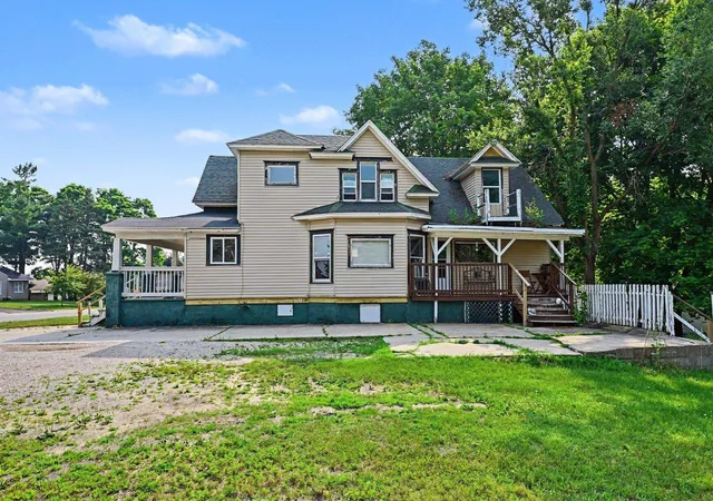 3rd image of 810 E Division St, Cadillac, MI 49601 | MLS# 78080071485
