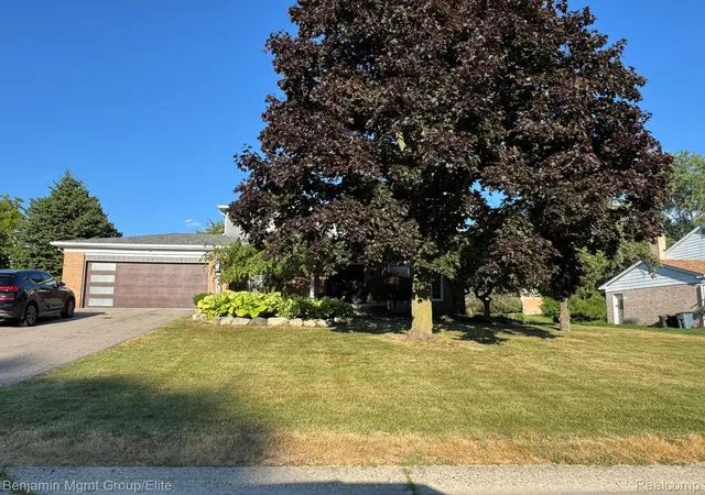 Photo 2 of Single family home for sale at 6043 Ledgeway Dr, West Bloomfield, MI 48322 | MLS# 20261057771 | Listing updated on 2026-08-25