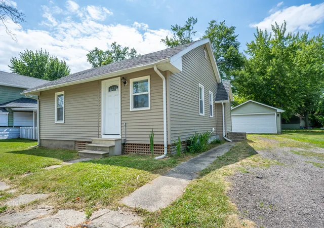 3rd image of 216 Congress St, Watervliet, MI 49098 | MLS# 69026038435