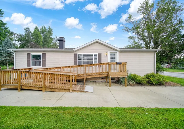 3rd image of 817 Savannah River Dr, Adrian, MI 49221 | MLS# 81026038455