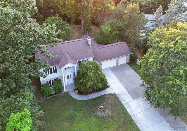 3rd image of 1141 Springborrow Dr, Flint, MI 48532 | MLS# 20261057811