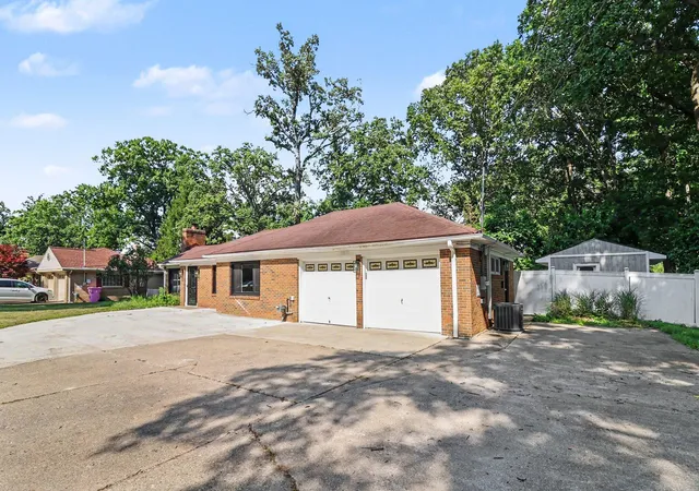 Photo 3 of Single family home for sale at 1127 S Brown St, Jackson, MI 49203 | MLS# 55026038460 | Listing updated on 2026-09-29
