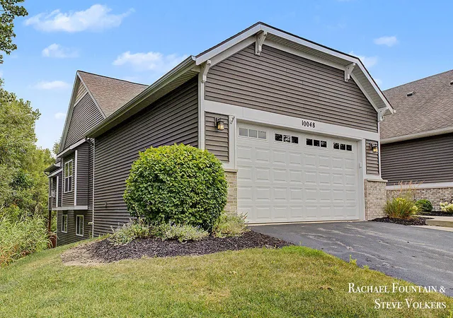 Listing Photo 2 - Condo for sale in building located at 10048 S Xrds Cir Se, Kent, MI 49316