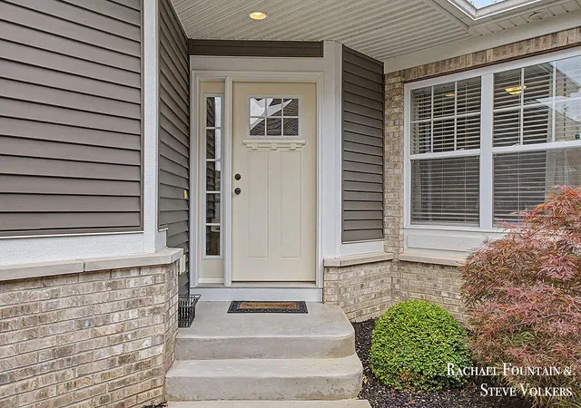Listing Photo 4 - Condo for sale in building located at 10048 S Xrds Cir Se, Kent, MI 49316