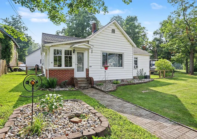 Photo 3 of Single family home for sale at 219 N 4th Street, Burr Oak, MI 49030 | MLS# 64026038478 | Listing updated on 2026-09-21
