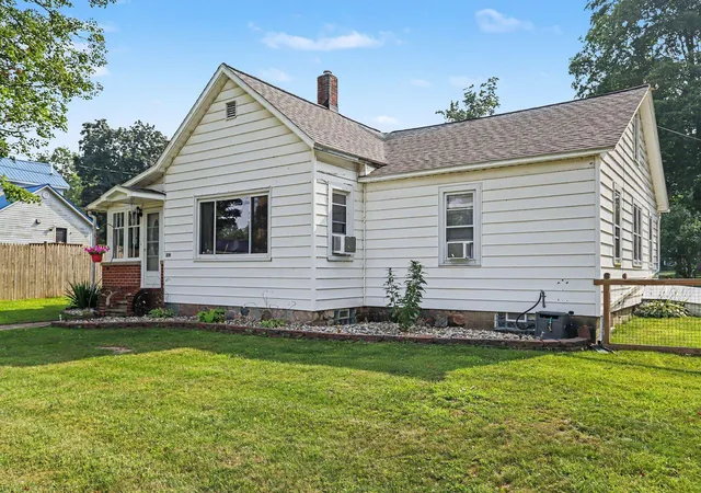 Photo 3 of Single family home for sale at 219 N 4th Street, Burr Oak, MI 49030 | MLS# 64026038478 | Listing updated on 2026-09-21