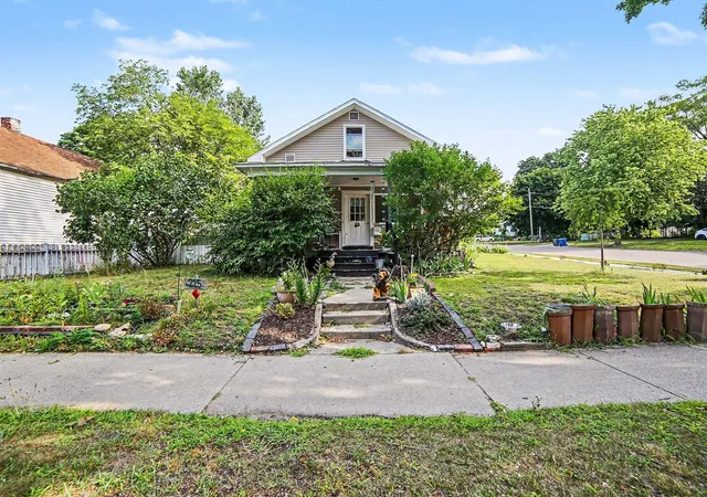 Photo 3 of Single family home for sale at 215 E Melendy St, Ludington, MI 49431 | MLS# 67026038497 | Listing updated on 2026-09-29