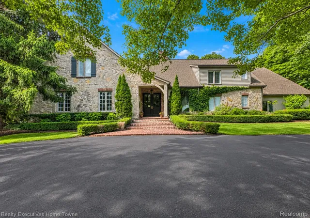 Photo 1 of Single family home for sale at 1395 Country Clb Rd, Bloomfield Hills, MI 48304 | MLS# 20261057862 | Listing updated on 2026-08-17