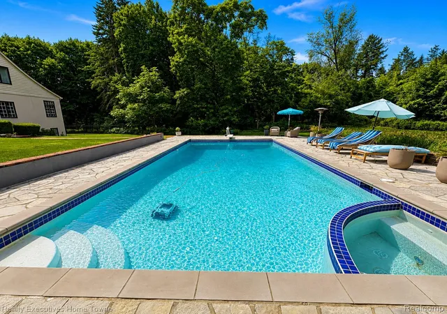 Photo 3 of Single family home for sale at 1395 Country Clb Rd, Bloomfield Hills, MI 48304 | MLS# 20261057862 | Listing updated on 2026-08-17