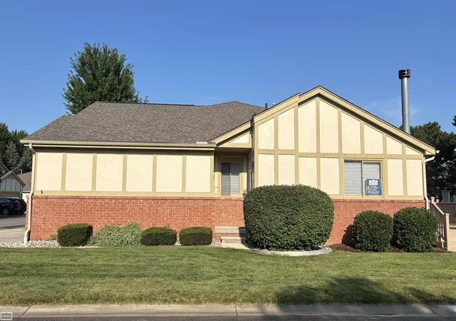 Photo 1 of Sale Pending at 18607 Valleybrook Ln, Clinton Township, MI 48038 | MLS# 58050216211 | Listing updated on 2026-08-05