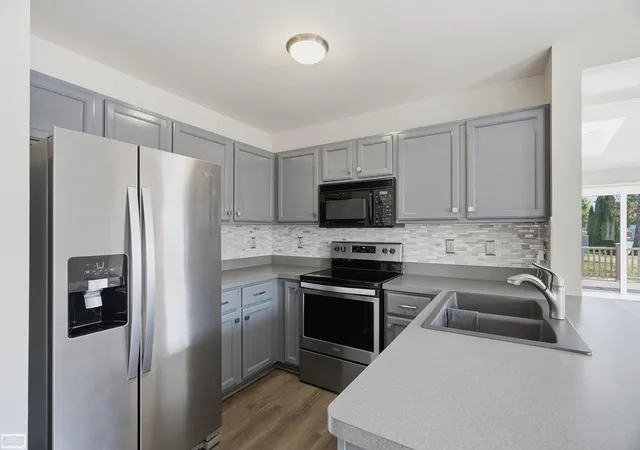 Listing Photo 2 - Condo for sale in building located at 18607 Valleybrook Ln, Clinton Township, MI 48038