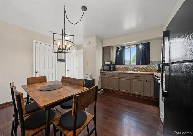 Listing Photo 3 - Condo for sale in building located at 8247 Dartmouth Dr, Warren, MI 48093