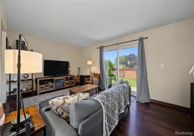 Listing Photo 4 - Condo for sale in building located at 8247 Dartmouth Dr, Warren, MI 48093