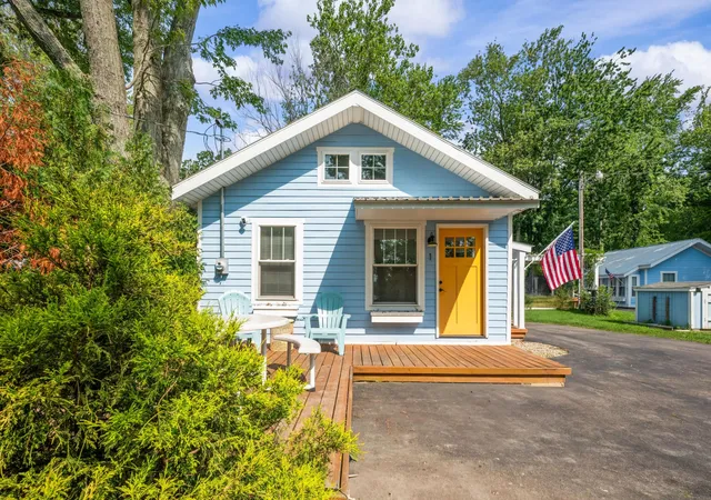 Photo 3 of Single family home for sale at 5358 Paw Lake Rd, Coloma Charter Township Berrien, MI 49038 | MLS# 69026038543 | Listing updated on 2026-09-11