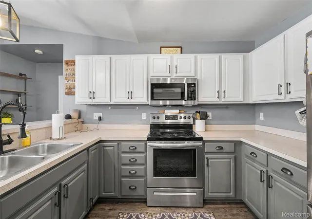 Listing Photo 5 - Condo for sale in building located at 1721 Welland St, Howell, MI 48855
