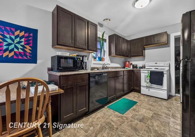 Listing Photo 5 - Condo for sale in building located at 2219 Marshall Ct, Saginaw, MI 48602