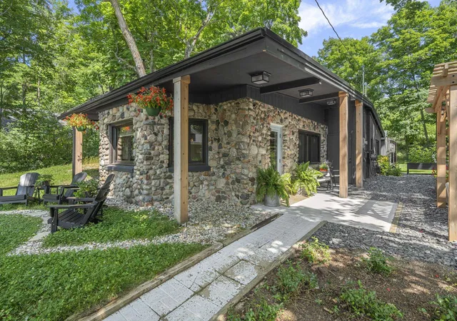 2nd image of 6988 Peninsula Dr, Traverse City, MI 49686 | MLS# 78080071519