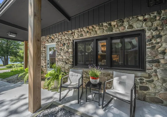 3rd image of 6988 Peninsula Dr, Traverse City, MI 49686 | MLS# 78080071519
