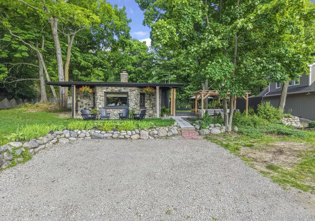 4th image of 6988 Peninsula Dr, Traverse City, MI 49686 | MLS# 78080071519