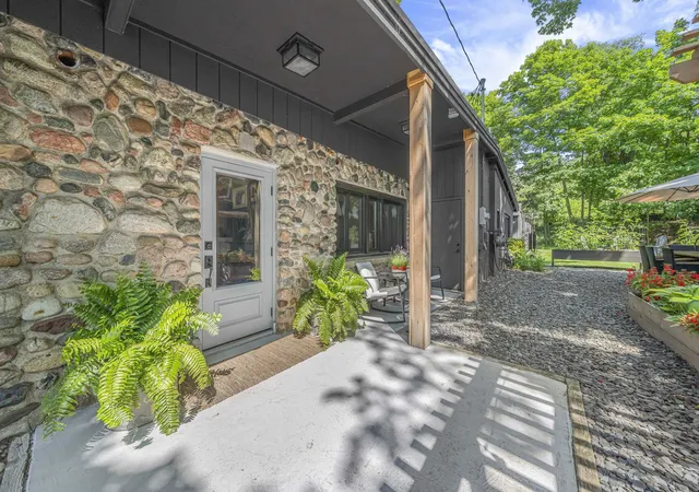 5th image of 6988 Peninsula Dr, Traverse City, MI 49686 | MLS# 78080071519