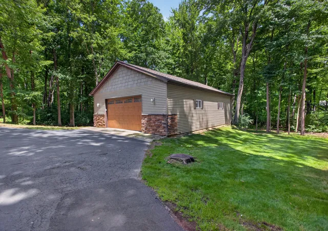 Photo 4 of Single family home for sale at 5025 Firethorne Dr, Jackson, MI 49201 | MLS# 55026038589 | Listing updated on 2026-08-18