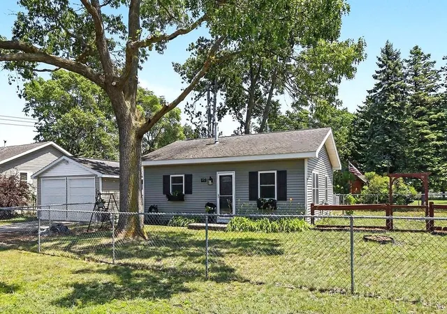 Photo 2 of Single family home for sale at 552 W 15th Street, Traverse City, MI 49684 | MLS# 78080071520 | Listing updated on 2026-08-23