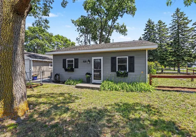 Photo 3 of Single family home for sale at 552 W 15th Street, Traverse City, MI 49684 | MLS# 78080071520 | Listing updated on 2026-08-23