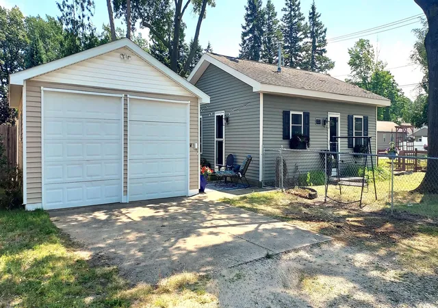 Photo 3 of Single family home for sale at 552 W 15th Street, Traverse City, MI 49684 | MLS# 78080071520 | Listing updated on 2026-08-23