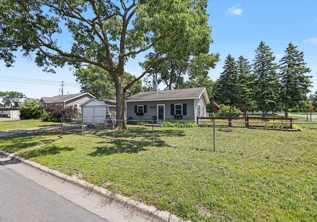 Photo 4 of Single family home for sale at 552 W 15th Street, Traverse City, MI 49684 | MLS# 78080071520 | Listing updated on 2026-08-23