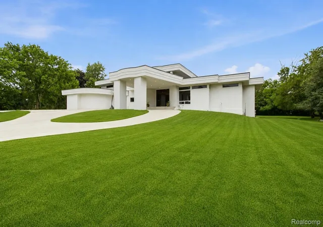 2nd image of 24696 Franklin Park Dr, Franklin, MI 48025 | MLS# 20261058012