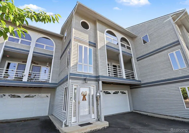 Listing Photo 3 - Condo for sale in building located at 40 Harrison Ave, Trenton, MI 48183