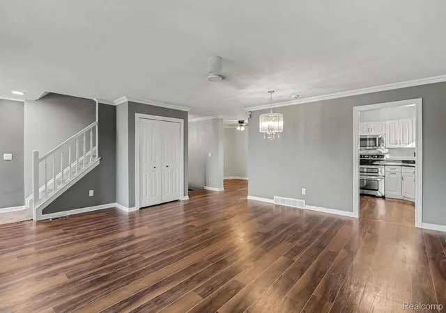 Listing Photo 5 - Condo for sale in building located at 40 Harrison Ave, Trenton, MI 48183