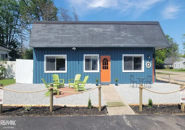 Photo 2 of Single family home for sale at 1401 Saint Clair Blvd, Algonac, MI 48001 | MLS# 58050216252 | Listing updated on 2026-09-01